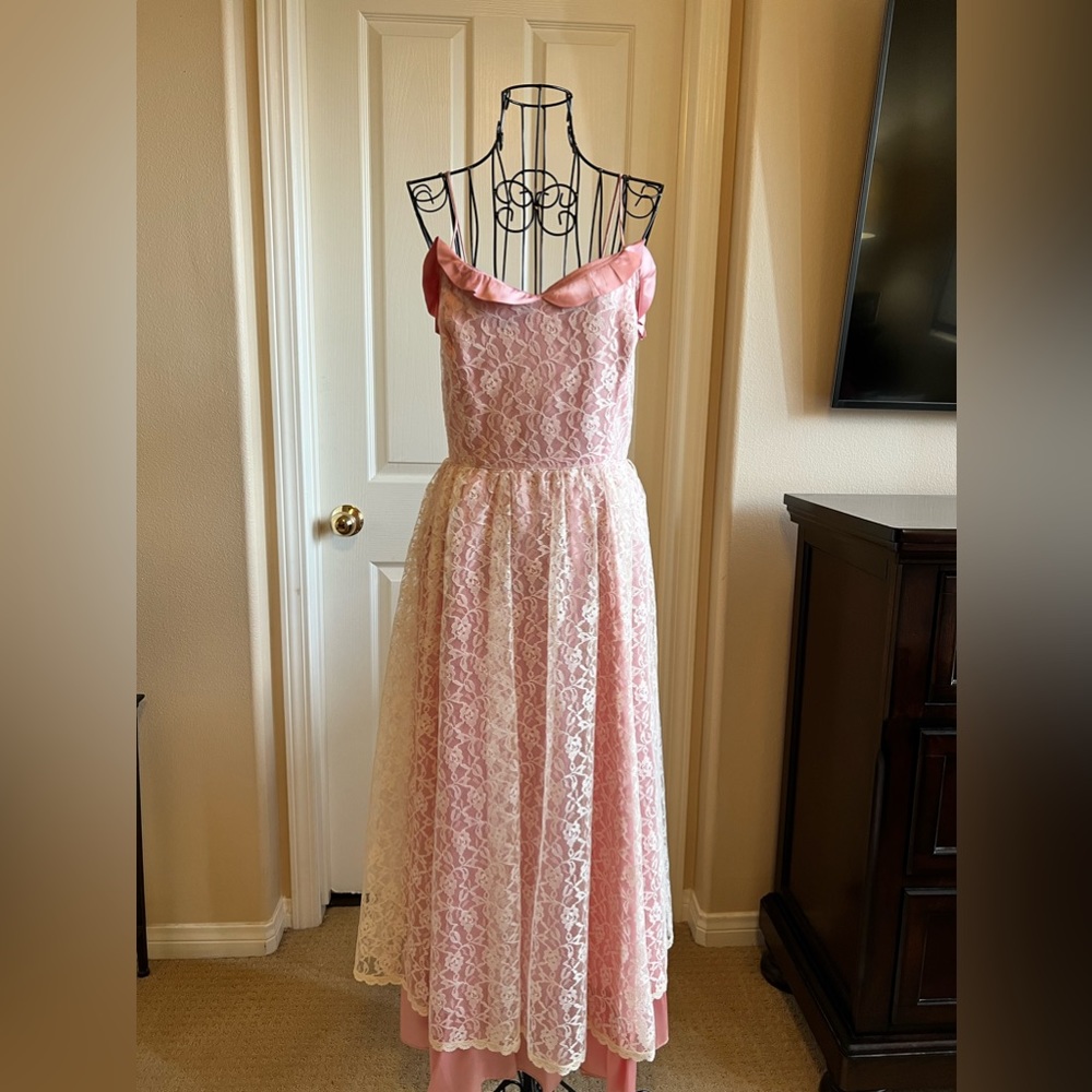 Authentic Vintage Dress. Pink and Ivory and Lace 💖